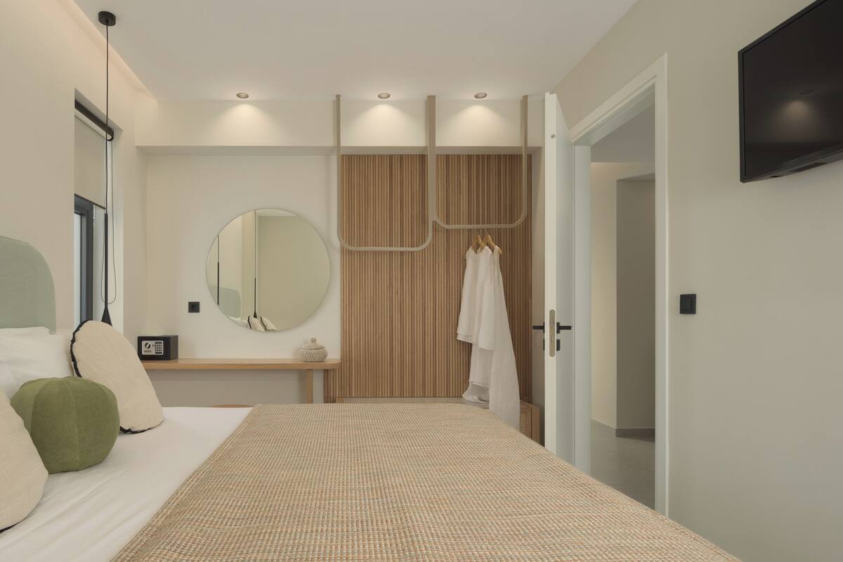Superior Suite with Sea View 203 | Bộ đồ giường cao cấp, két bảo mật tại phòng, màn/rèm cản sáng 