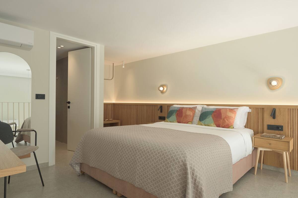 Loft Suite with Hot Tub 202 | Bộ đồ giường cao cấp, két bảo mật tại phòng, màn/rèm cản sáng 