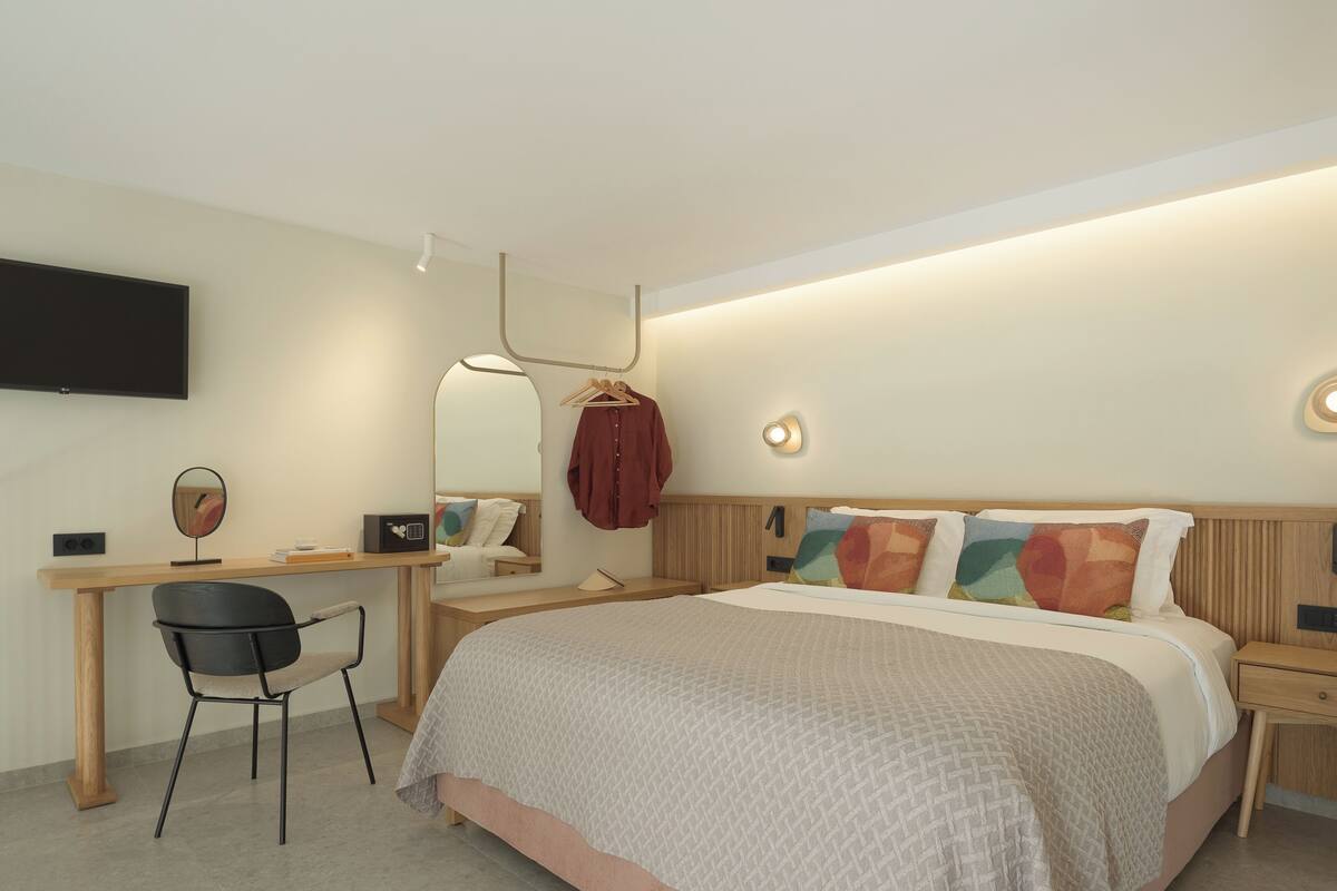 Deluxe Loft Suite with Side Sea View 205 | Bộ đồ giường cao cấp, két bảo mật tại phòng, màn/rèm cản sáng 