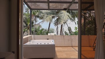Outdoor spa tub