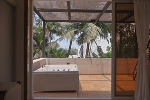 Outdoor spa tub