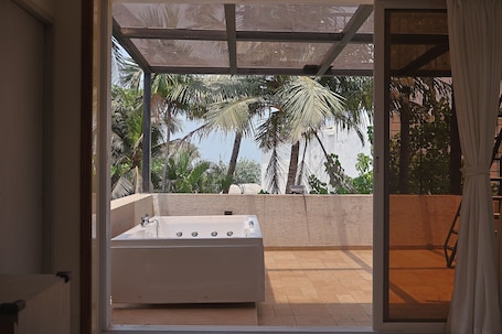 Bañera de hidromasaje exterior