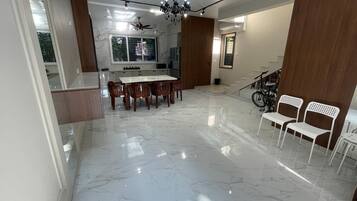 Habitación de lujo con 2 camas individuales, balcón, vistas al mar | Cocina privada | Frigorífico grande, placa de cocina y hervidor eléctrico