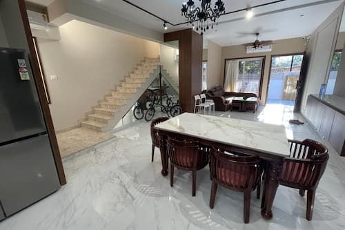 Luxury Twin Room, Balcony, Sea View | Living area | 32-inch flat-screen TV with cable channels