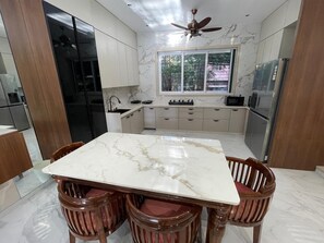 Luxury Twin Room, Balcony, Sea View | In-room dining