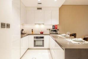 Luksus-lejlighed - balkon - søudsigt | Privat tekøkken