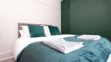 4 bedrooms, iron/ironing board, WiFi, bed sheets