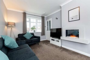 TV - Park Green - Spacious 3 Bedroom House (Billingham)