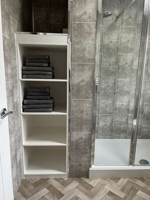 Shower, towels - Comfortable House In Stockton on Tees (Stockton on Tees)