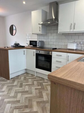 Jääkaappi, mikroaaltouuni, uuni, liesi