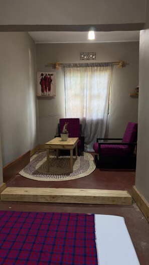 Dobbeltværelse - bjergudsigt | Pengeskab på værelset, skrivebord, arbejdsområde til bærbare computere