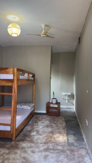 Dobbelt- eller tomannsrom, hageutsikt | Bad | Dusj, toalettartikler (inkludert), badekåper og håndklær