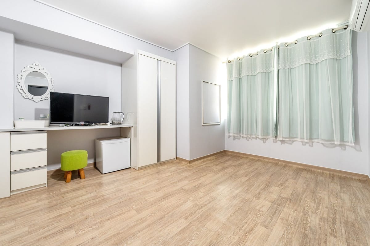 Basic Room, 1 Bedroom (HONEY ROOM 204) | 1 bedroom, free WiFi