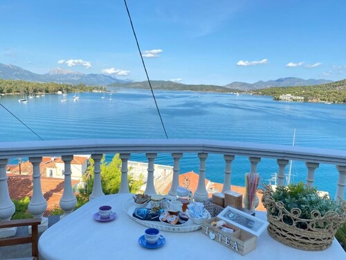 In the heart of Poros, stunning panoramic views, privacy and serenity.