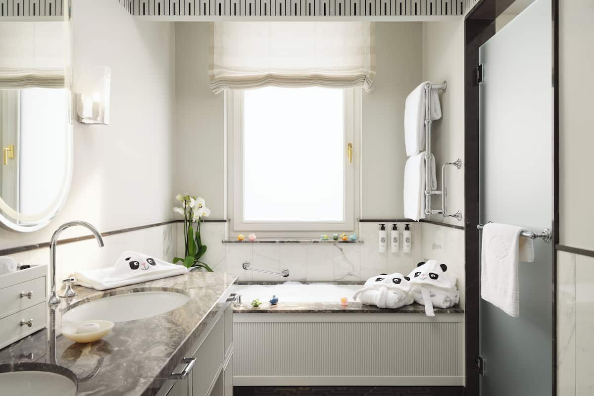 Bañera y ducha independientes, cabezal de ducha tipo lluvia