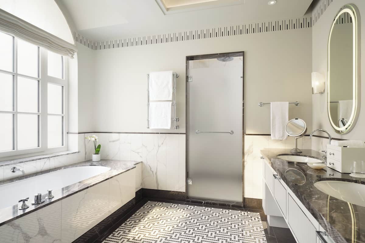 Bañera y ducha independientes, cabezal de ducha tipo lluvia