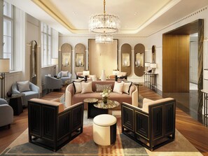 A spacious, elegantly furnished living room with a large chandelier, comfortable seating, and a central coffee table. - Mandarin Oriental, Vienna (Vienna)