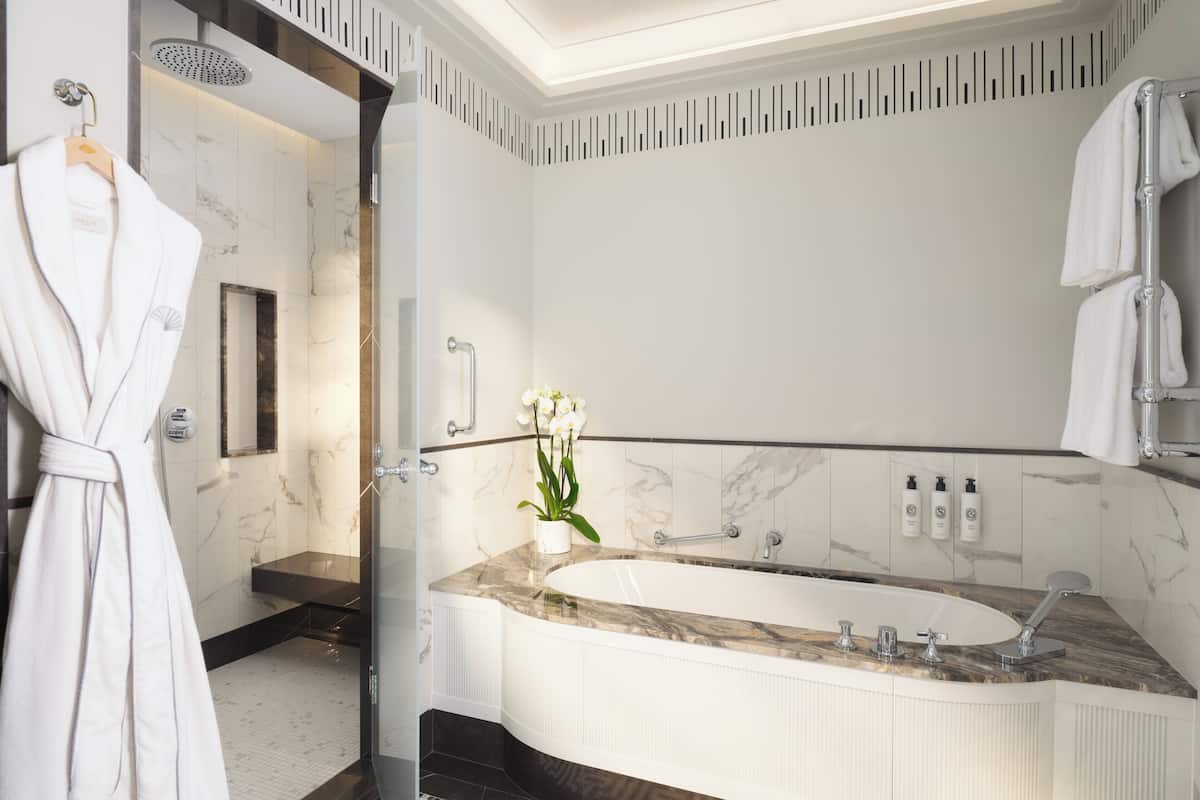 Bañera y ducha independientes, cabezal de ducha tipo lluvia