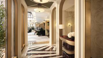 2 restaurants, breakfast, lunch, dinner served; seafood