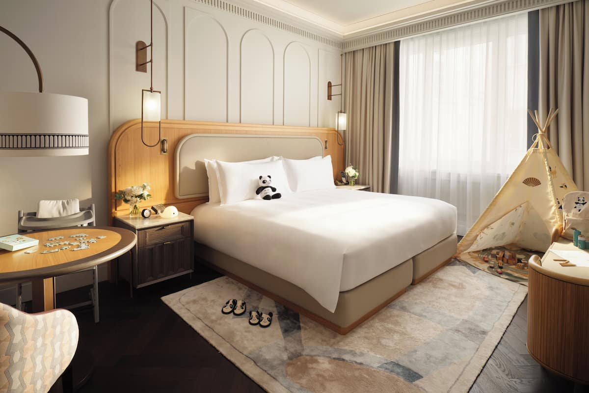 Family Room (Deluxe) | Premium bedding, minibar, in-room safe, desk