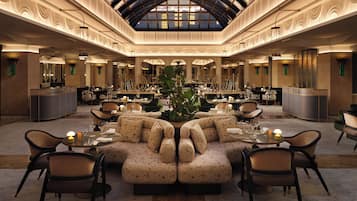 2 restaurants; breakfast, lunch and dinner served