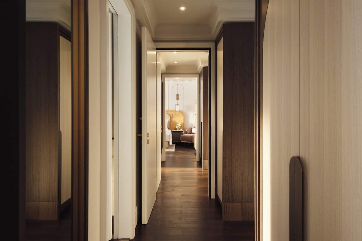 Deluxe Suite, 2 Bedrooms | Sängtillbehör av högsta kvalitet och minibar