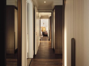 Deluxe Suite, 2 Bedrooms | Ropa de cama de alta calidad, minibar, caja fuerte y escritorio