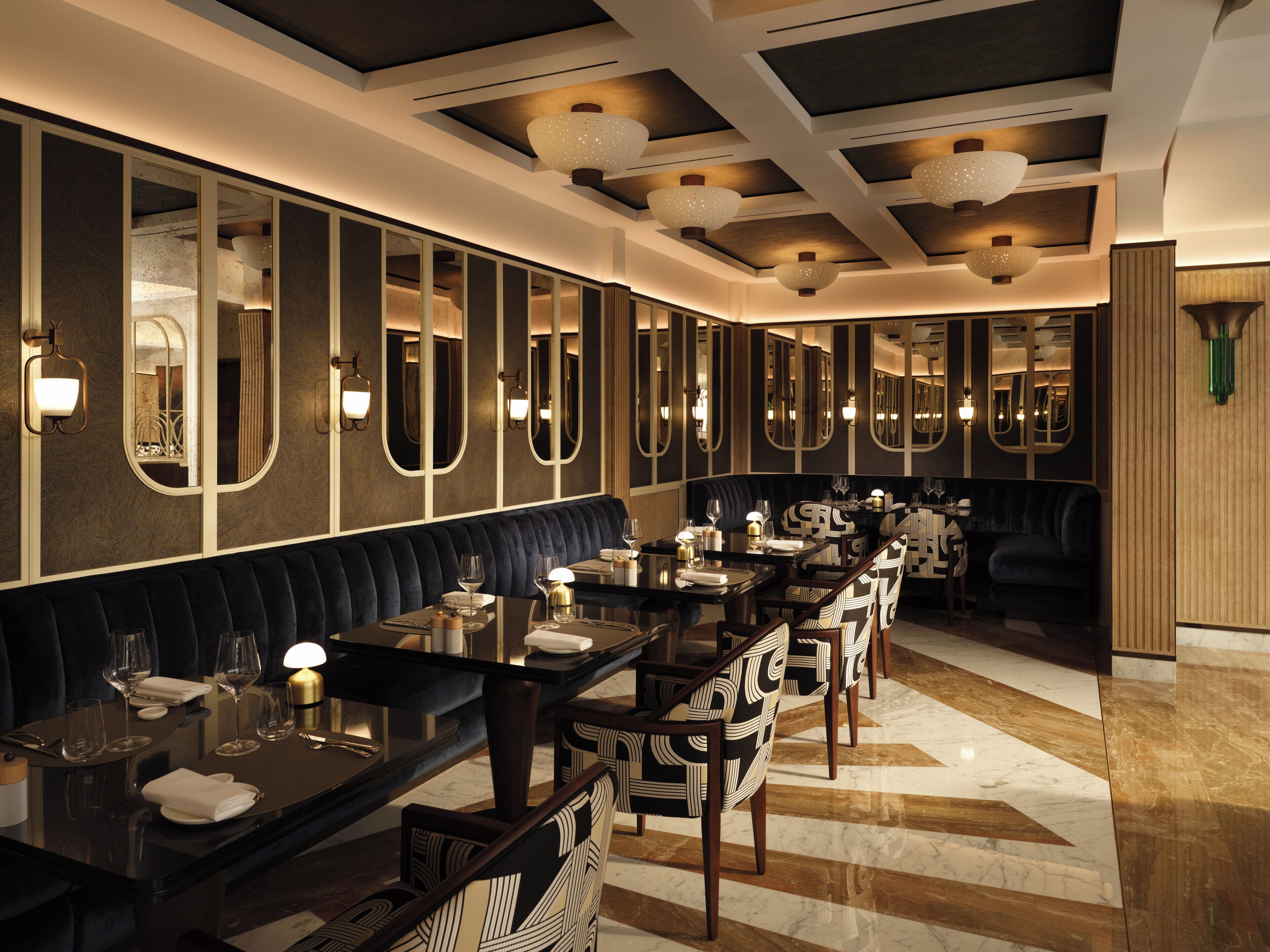 Restaurante com painéis de madeira escura, paredes espelhadas e chão de mármore.