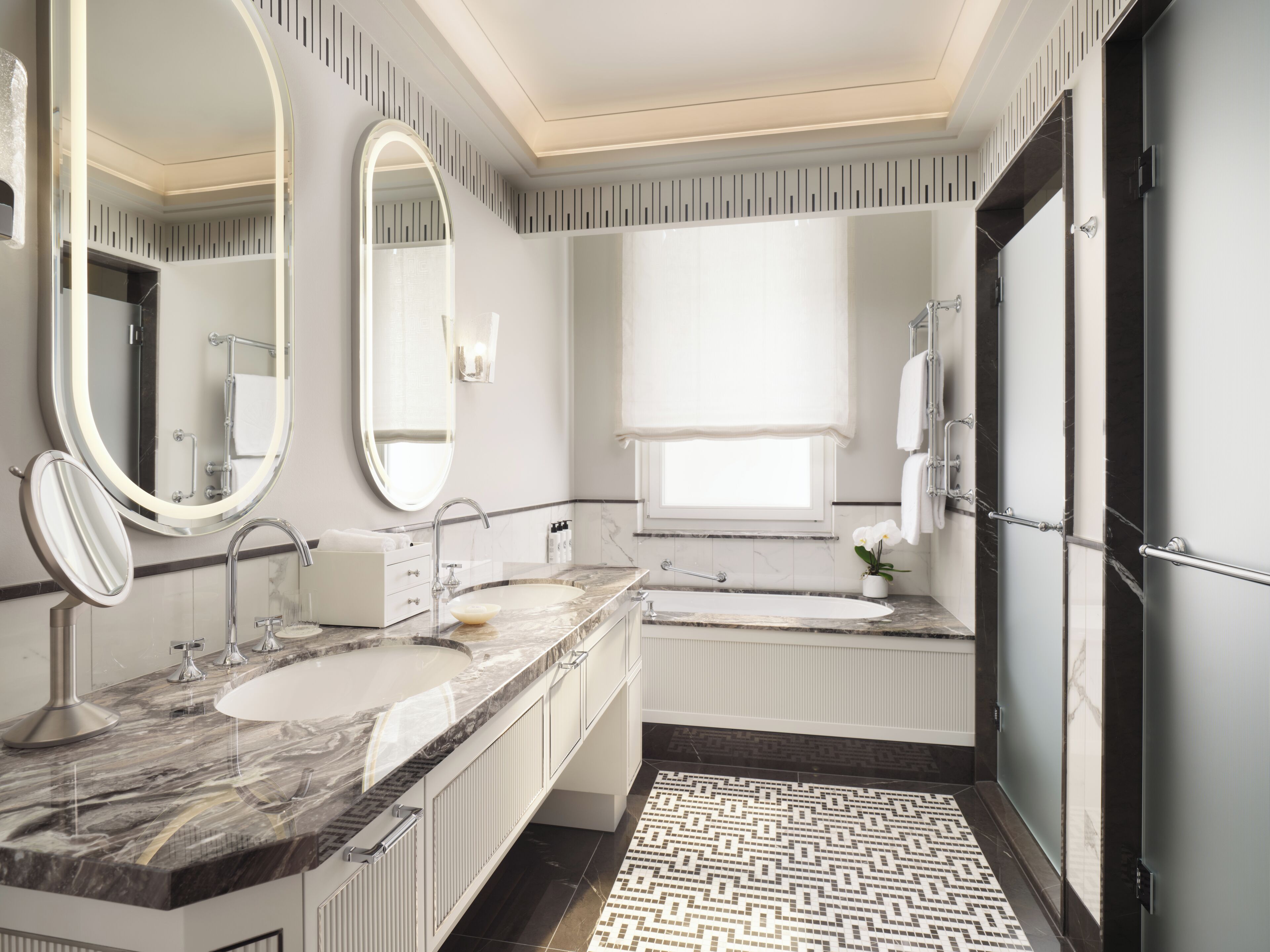 Un bagno moderno con un ampio lavabo, una vasca e uno spazio doccia.