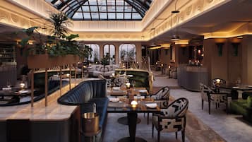 2 restaurants, breakfast, lunch, dinner served; seafood