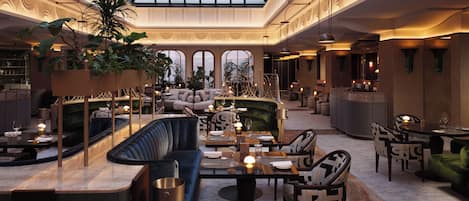 2 restaurantes, se sirven desayunos, comidas, cenas y mariscos