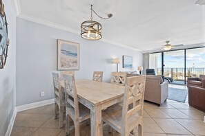 Signature-Apartment, 3 Schlafzimmer, Nichtraucher, Strandblick | Essbereich im Zimmer