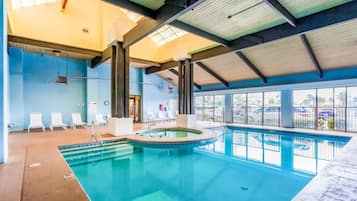 Una piscina techada, una piscina al aire libre