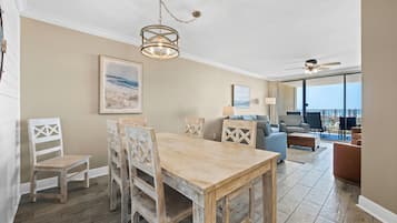 Signatur-lejlighed - 3 soveværelser - ikke-ryger - strandudsigt | Stue | 65-tommers smart-tv med kabelkanaler, dvd-afspiller