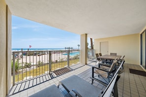 Condo com design assinado, 3 quartos, para não fumantes, vista para a praia | Vista da sacada