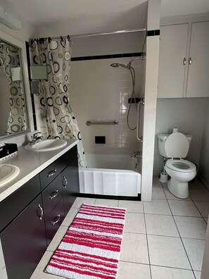 Dusche, Haartrockner, Handtücher, Seife