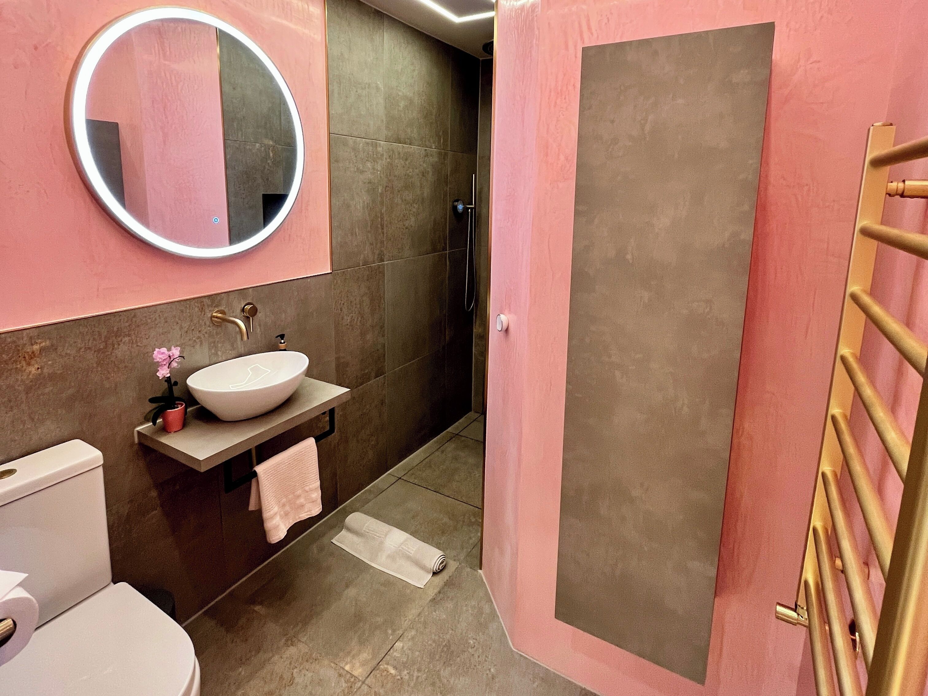 Maison | Salle de bain | Douche, sèche-cheveux, serviettes fournies