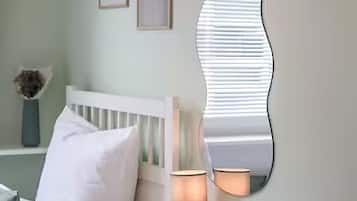 2 Schlafzimmer, Schreibtisch, Bügeleisen/Bügelbrett, Reisekinderbett