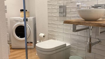 Haartrockner, Handtücher, Seife, Shampoo