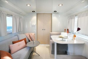 Mobile Unterkunft, Terrasse, Gartenblick | Wohnbereich