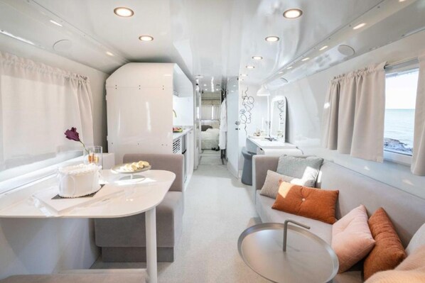 Mobile Unterkunft, Terrasse, Gartenblick | Wohnbereich