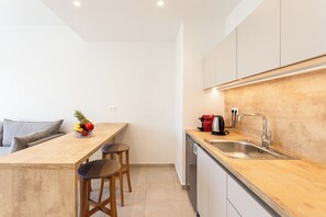 Mini-fridge, microwave, coffee/tea maker, electric kettle - Grec Suites Dafni Athens  (Dafni-Ymittos)