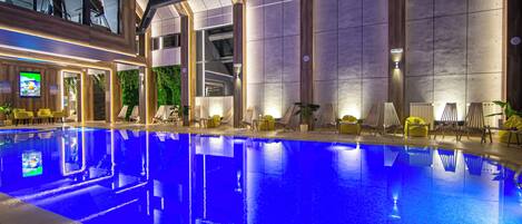 Indoor spa tub