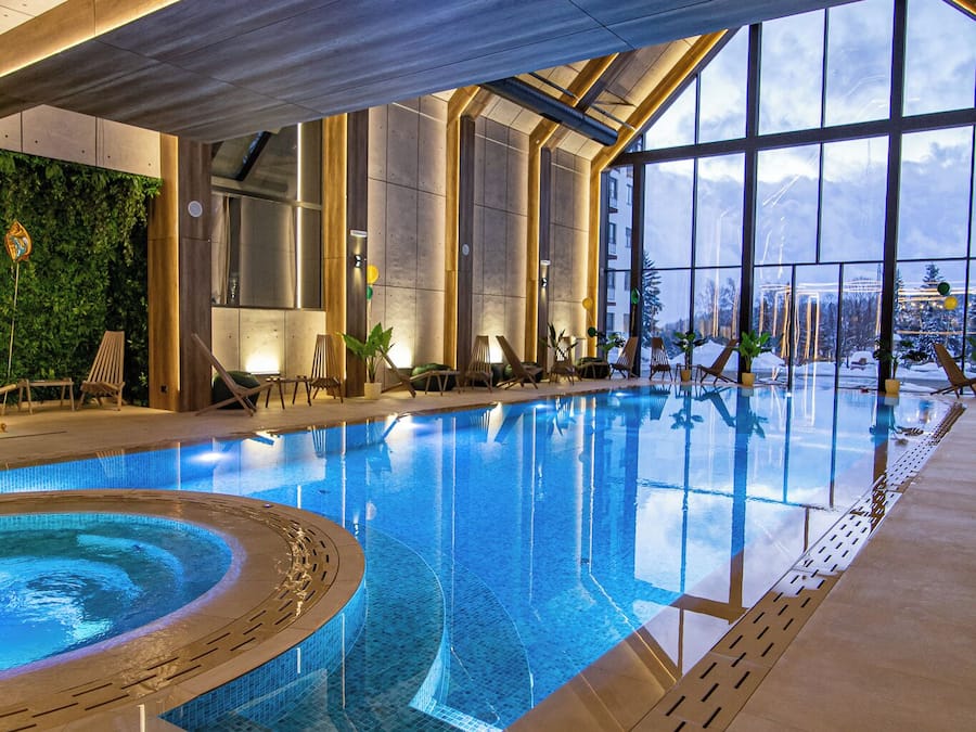 Sisäuima-allas, kauden mukainen ulkouima-allas