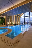 室内游泳池，季节性开放的室外游泳池