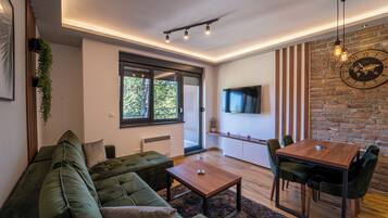 Leilighet – comfort, balkong | Skrivebord, skrivebord for bærbar PC, lydisolert og wi-fi (inkludert)