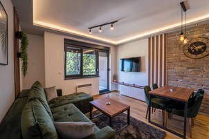 舒适公寓, 阳台 | 办公桌、笔记本电脑工作区、隔音、免费 WiFi