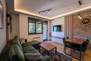 Escritorio y espacio para trabajar con laptop