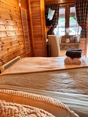 Cabin | 1 bedroom, bed sheets - Standard Cabin in Crianlarich, West Highland way (Crianlarich)