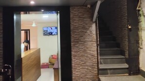 A staircase with a textured wall and a modern design. - WIND FLOWER (Mumbai)